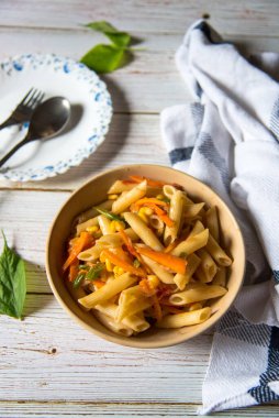 Kasede makarna, arka planda çay ve seçici bir odak kullanımı.