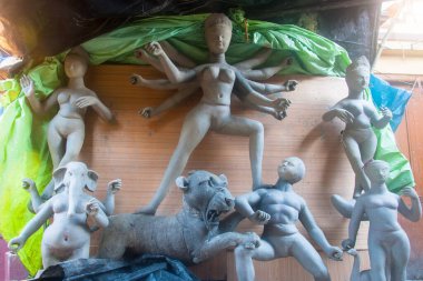 Tanrıça Durga 'nın kil heykeli Lakshmi, Saraswati, Kartik ve Ganesha ile birlikte.