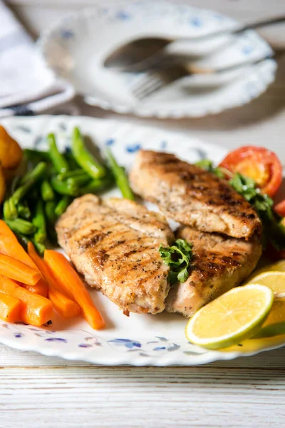 Primo Piano Farina Bistecca Con Verdure Piatto Con Uso Fuoco — Foto Stock