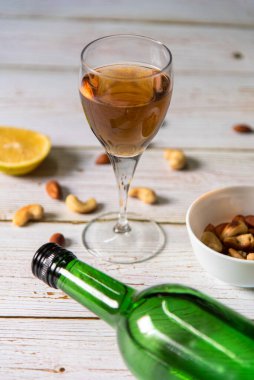 Şarap ve şarap şişesinin yanı sıra seçici bir odak noktası olan baharatları da kapat.