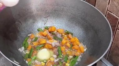 Yumurta ve sebze kızartması.