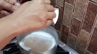 Zencefil ve sütlü çay Hint usulü.