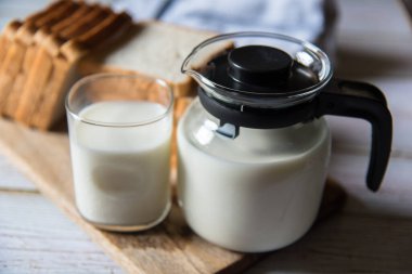 Seçici odaklı süt ve süt sürahisini kapat