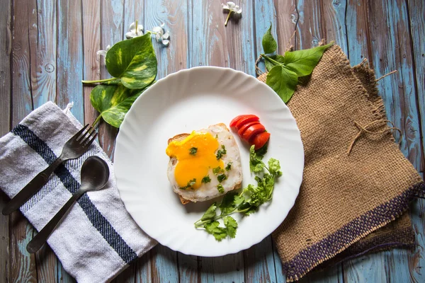 Yumurta kaynatma manzarası, yumurtalı salata ve beyaz tabakta avakado.