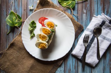 Arkaplanda bir tabakta haşlanmış yumurta.