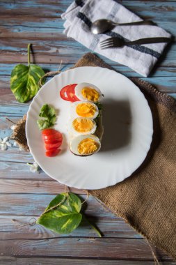 Pastırmalı haşlanmış yumurta dilimlerine dikey bir bakış açısı.