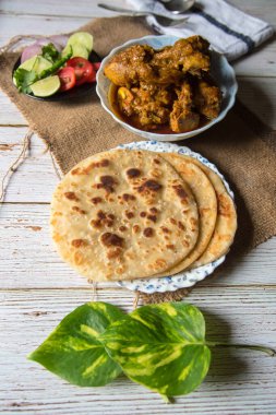 Paratha, et sosuyla birlikte undan yapılmış Hint usulü ekmek anlamına geliyor.