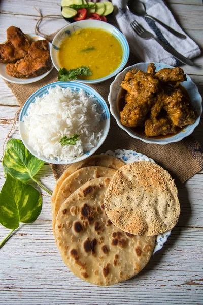 Indiska Kyckling Curry Med Ris Fisk Linssoppa Och Kryddor Bakgrund — Stockfoto