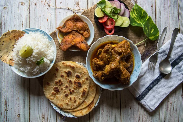 Vollständige Indische Mahlzeit Von Oben Auf Einem Hintergrund Mit Selektivem — Stockfoto