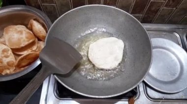  Puri ya da Luchi, un ve hamurdan yapılmış çok popüler bir Hint yemeği..