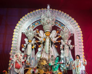 Tanrıça Durga, ünlü Durga Puja festivalinin kutlamalarında tüm ihtişamıyla.