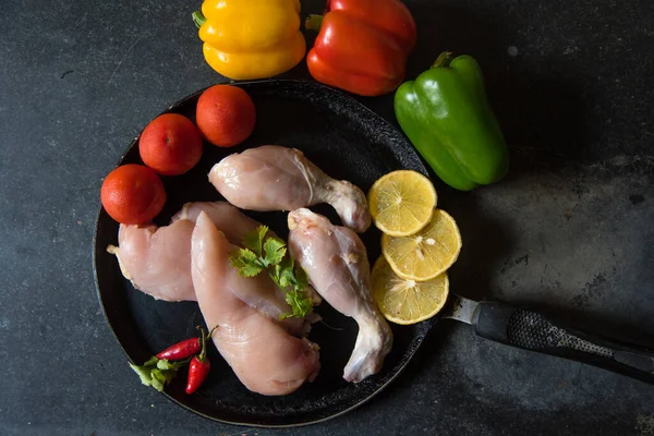 Siyah bir tavada taze sebzeli çiğ et.