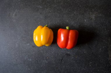 Seçici odaklı siyah arkaplanda kırmızı ve sarı biber.