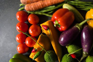 Seçici odaklı taze sebzelere yakın görünüm.