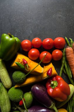 Siyah arka planda seçici odaklı çiğ sebzeler. Boşluğu kopyala.