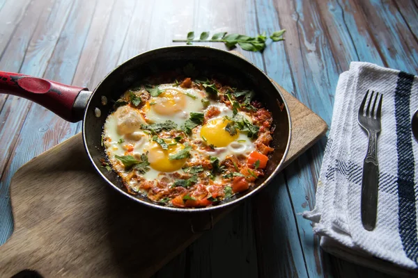 Vista Cerca Los Huevos Fritos Una Sartén Una Bandeja Madera — Foto de Stock