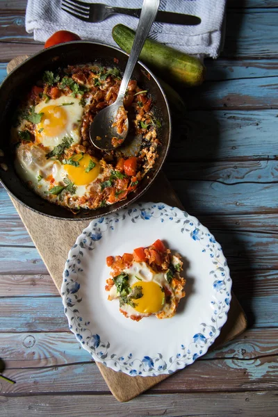 Shakshouka 'nın tabakta sunduğu popüler yemeğin en üst görüntüsü