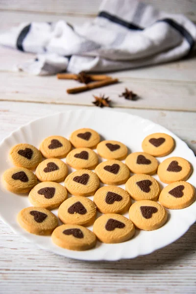 Galletas Recién Horneadas Una Placa Blanca Con Enfoque Selectivo — Foto de Stock