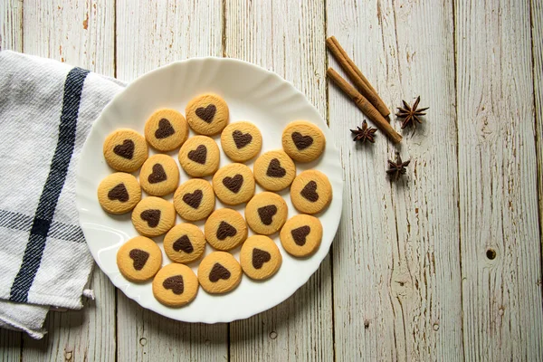 Galletas Forma Corazón Plato Blanco Con Condimentos Sobre Fondo — Foto de Stock