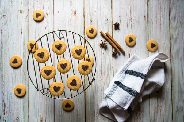 Galletas Forma Corazón Dispuestas Soporte Parrilla Sobre Fondo — Foto de Stock