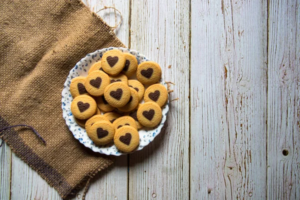 Vista Superior Las Galletas Forma Corazón Sobre Fondo Madera — Foto de Stock