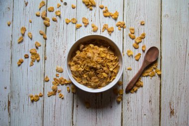 Arka planda bir kasede seçici odaklı mısır gevreğinin görüntüsü.