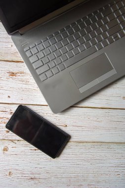 Arka planda gerekli elektronik cihazlar, cep telefonu ve dizüstü bilgisayar