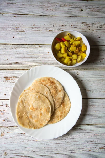 접시에 인도의 식사인 마라타와 사지의 — 스톡 사진
