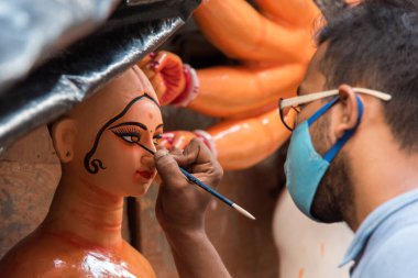 Durga Puja festivalinin hazırlıkları kapsamında çalışan bir sanatçı