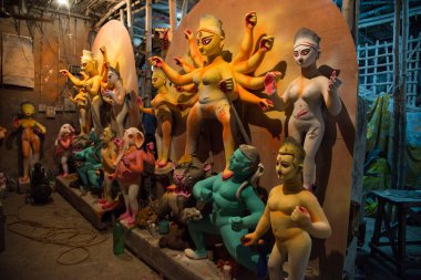 Tanrıça Durga 'nın renkli yarı bitmiş idolü.