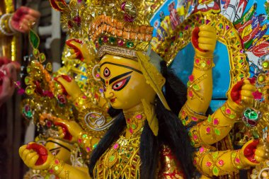 Seçici bir odaklanma ile geleneksel Tanrıça Durga putunun yanından görünüm.