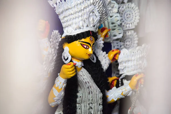 Seçici odaklanma ile Tanrıça Durga 'nın madalyalı idolü