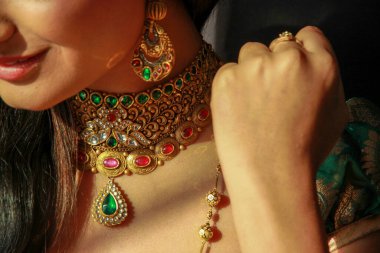 Mankenli güzel Hint etnik mücevherleri.