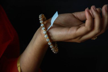 Mankenli güzel Hint etnik mücevherleri.