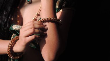 Mankenli güzel Hint etnik mücevherleri.