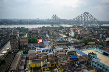 Hooghly nehri ve Howrah köprüsü olan Kolkata şehrinin kuş bakışı manzarası