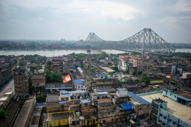 Hooghly nehri ve Howrah köprüsü olan Kolkata şehrinin kuş bakışı manzarası