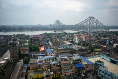 Hooghly nehri ve Howrah köprüsü olan Kolkata şehrinin kuş bakışı manzarası