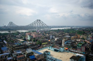 Hooghly nehri ve Howrah köprüsü olan Kolkata şehrinin kuş bakışı manzarası