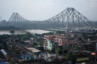 Hooghly nehri ve Howrah köprüsü olan Kolkata şehrinin kuş bakışı manzarası