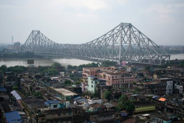 Hooghly nehri ve Howrah köprüsü olan Kolkata şehrinin kuş bakışı manzarası