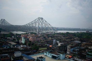 Hooghly nehri ve Howrah köprüsü olan Kolkata şehrinin kuş bakışı manzarası