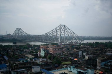 Hooghly nehri ve Howrah köprüsü olan Kolkata şehrinin kuş bakışı manzarası
