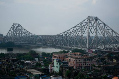 Hooghly nehri ve Howrah köprüsü olan Kolkata şehrinin kuş bakışı manzarası
