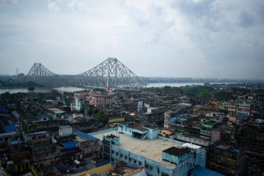 Hooghly nehri ve Howrah köprüsü olan Kolkata şehrinin kuş bakışı manzarası