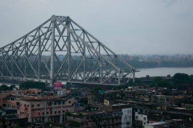 Hooghly nehri ve Howrah köprüsü olan Kolkata şehrinin kuş bakışı manzarası