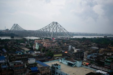 Hooghly nehri ve Howrah köprüsü olan Kolkata şehrinin kuş bakışı manzarası
