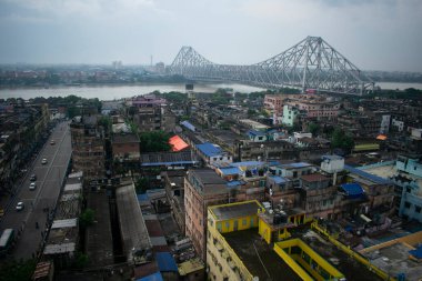 Hooghly nehri ve Howrah köprüsü olan Kolkata şehrinin kuş bakışı manzarası