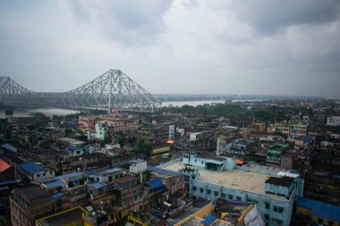 Hooghly nehri ve Howrah köprüsü olan Kolkata şehrinin kuş bakışı manzarası