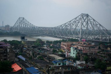 Hooghly nehri ve Howrah köprüsü olan Kolkata şehrinin kuş bakışı manzarası
